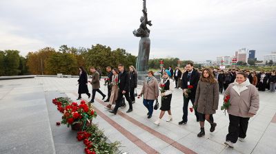 Участники молодежного форума СНГ и ЕАЭС возложили цветы к стеле "Минск - город-герой"