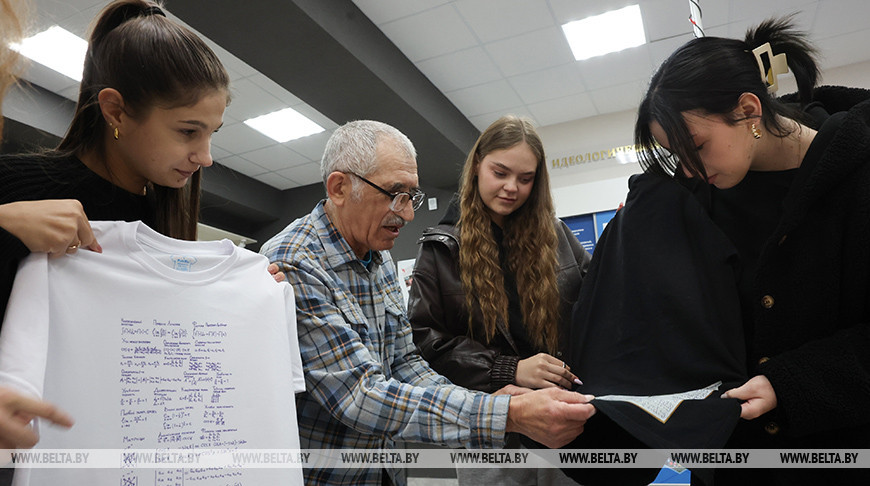 Стельки с таблицами, фейковая зачетка и... батон. В Могилеве открылась выставка студенческих шпаргалок