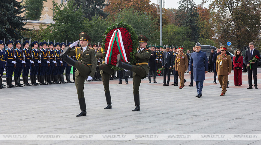 Султан Омана возложил венок к монументу Победы в Минске 