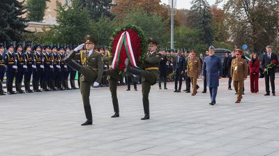 Султан Омана возложил венок к монументу Победы в Минске 