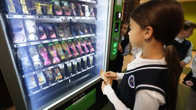 В школах могут появиться автоматы со снеками и напитками. Автомат тестируют в минской СШ №52