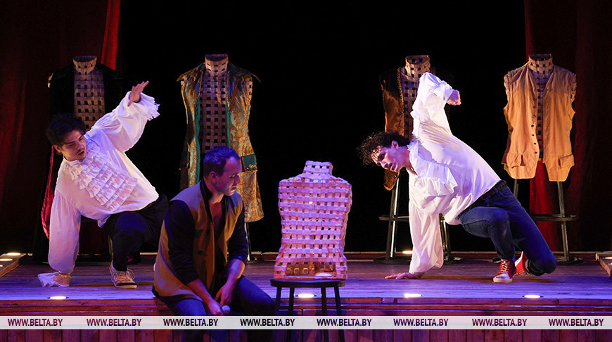 Комедию "Любовь в стиле барокко" представили актеры из Брянска на сцене Музыкального театра