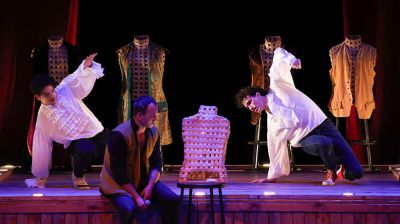 Комедию "Любовь в стиле барокко" представили актеры из Брянска на сцене Музыкального театра