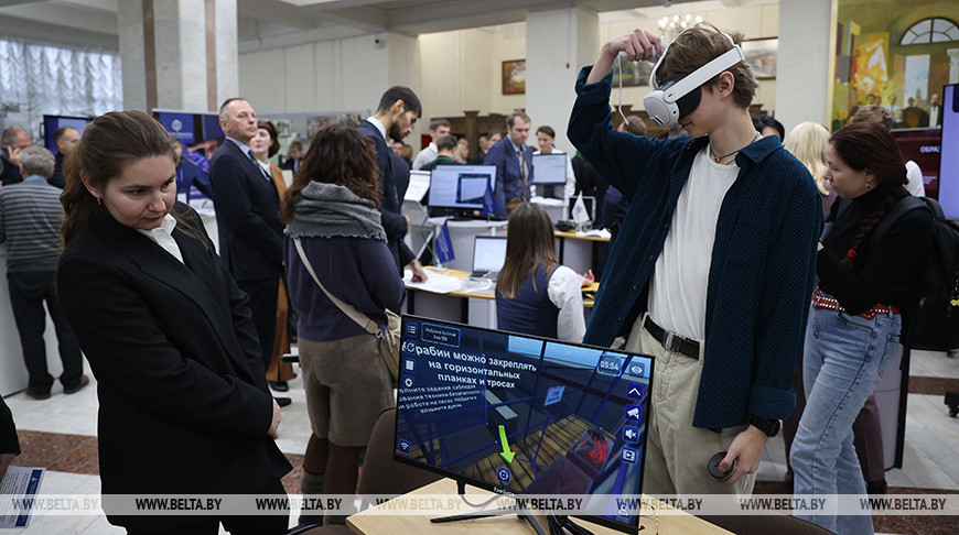 Дроны и цифровые двойники: выставка в области ИИ и робототехники проходит в Минске 