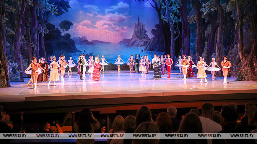 Балет "Лебединое озеро" продолжил творческий проект Большого театра "Жизнь в профессии"