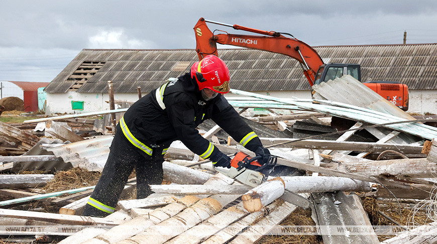 Поврежденные кровли, разрушенный телятник: в Могилевской области ликвидируют последствия сильного ветра