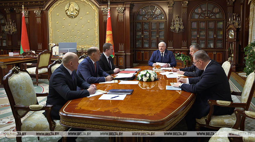 Глобальная обстановка в мире и отношения с США стали темами совещания у Лукашенко