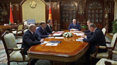 Глобальная обстановка в мире и отношения с США стали темами совещания у Лукашенко