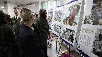 Черно-белое вчера и настоящее в красках. Молодые специалисты из Минской области ознакомились с выставкой БЕЛТА "Беларусь. Взлет" 