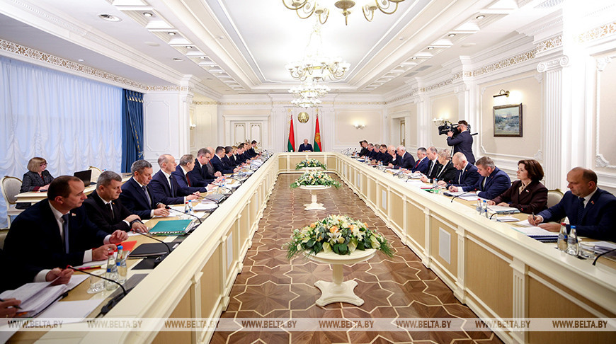 Лукашенко провел совещание о проектах прогнозных документов на 2026 год