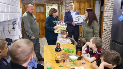 "Здесь мы чувствуем себя собой". Почему многодетная семья из Германии выбрала жизнь в Беларуси