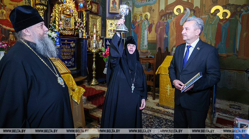 Серебряную чашу для причастия передали таможенники Свято-Рождество-Богородичному монастырю в Гродно