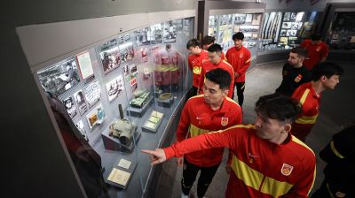 Футболисты сборной Китая посетили Музей ВОВ с экскурсией