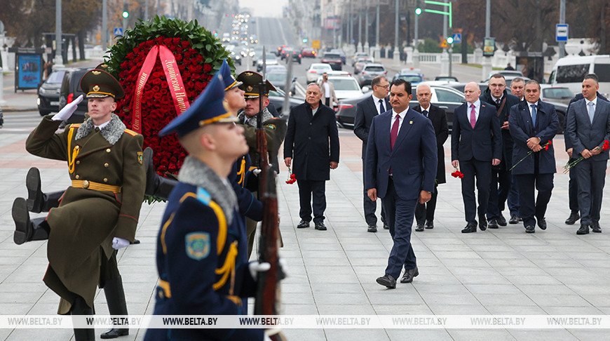 Заместитель главнокомандующего Ливийской национальной армией возложил венок к монументу Победы в Минске