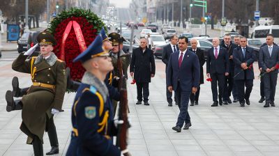 Заместитель главнокомандующего Ливийской национальной армией возложил венок к монументу Победы в Минске