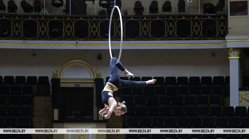 "Боялась высоты. Безумно!" Воздушная гимнастка "Белгосцирка" о своей профессии