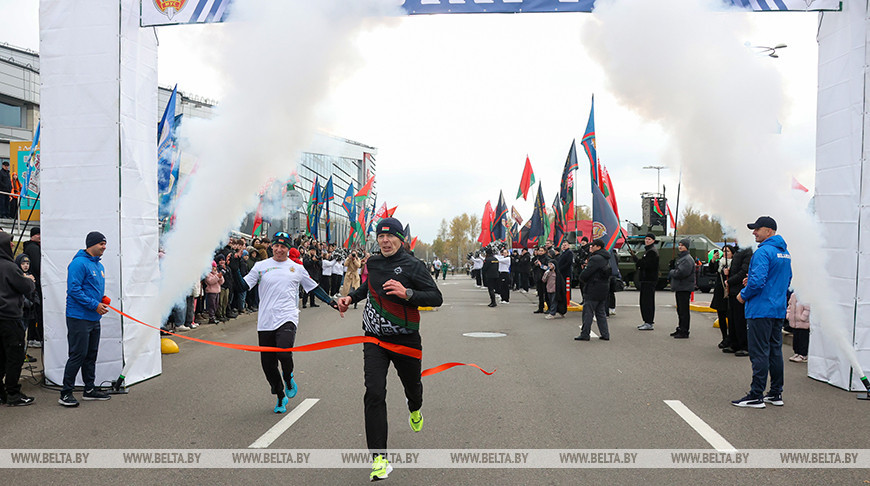 Забег сильных духом отцов, интерактивные площадки. МВД провело акцию ко Дню отца 
