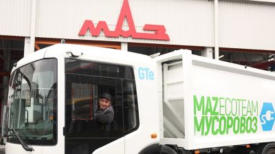 МАЗ передал первый белорусский электрический мусоровоз коммунальным службам 