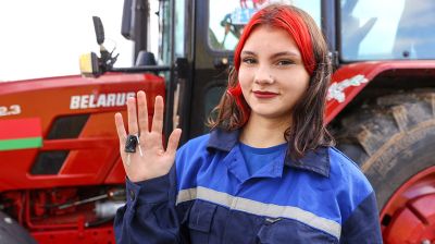 Осознанный выбор профессии. 18-летняя девушка за штурвалом трактора