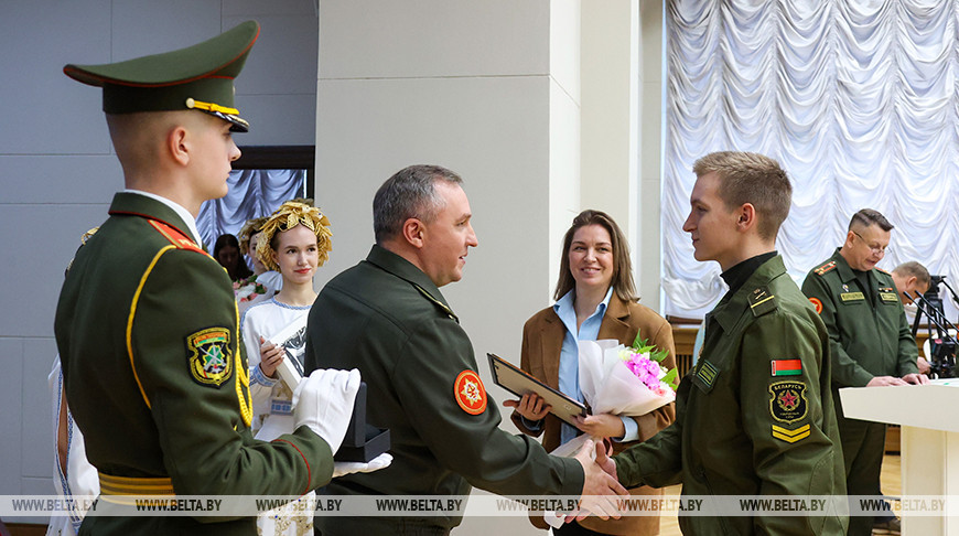 В Доме офицеров чествовали лучших солдат-срочников и их матерей