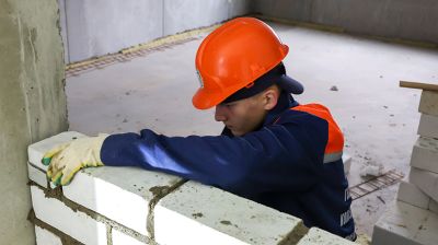 Точность и ровный шов. В Могилеве выбирали лучшего каменщика области