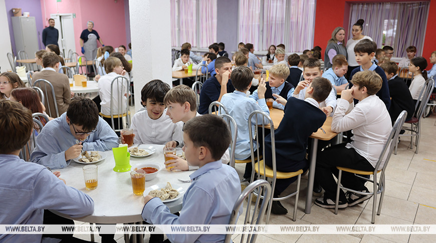 Школьное питание: за пиццей и сосисками в тесте - очередь, а каша и пельмени - в отходы