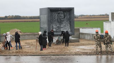 На братской могиле в Речицком районе трудится десант субботника