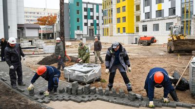 На республиканском субботнике благоустроили территорию Брестской областной клинической больницы
