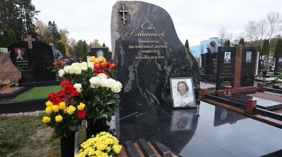 Последний аккорд. Памятник композитору Олегу Елисеенкову открыли на Восточном кладбище в Минске