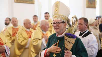 С букетом васильков в руках. Клаудио Гуджеротти возглавил литургию в брестском костеле Воздвижения Святого Креста