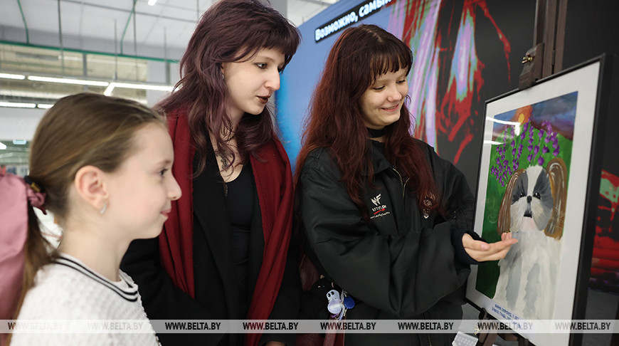 "Картина - как победа над болезнью". В Минске открылась выставка воспитанников детского хосписа 
