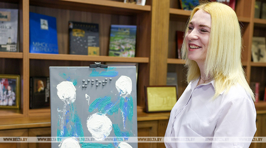 Познать душу через касание. Удивительная история незрячей художницы и ее тактильных картин 