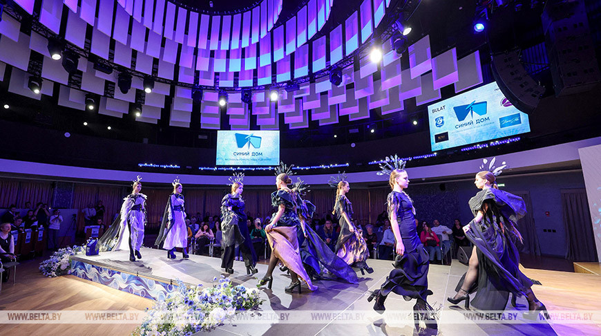 Дизайнеры и театры моды из Беларуси и России приняли участие в фестивале-конкурсе "Синий дом" в Витебске