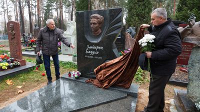 Памятник Змитроку Бядуле открыли на Восточном кладбище в Минске