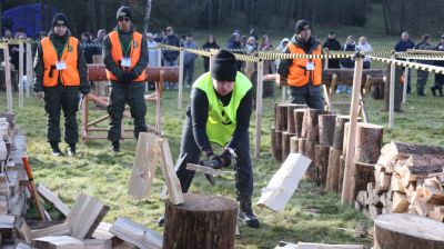 Невероятная атмосфера. Четвертый чемпионат по колке дров среди СМИ проходит в Минском районе