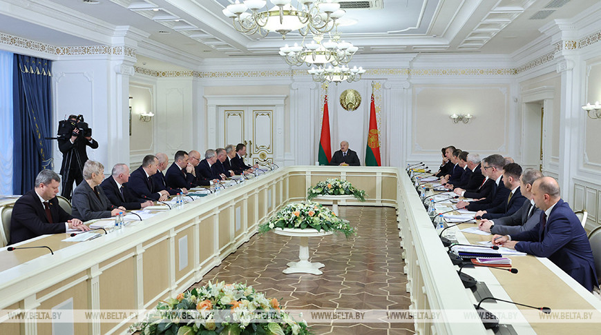 Лукашенко представили два варианта программы пятилетки 