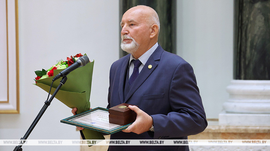 Лукашенко вручил награды заслуженным аграриям Беларуси