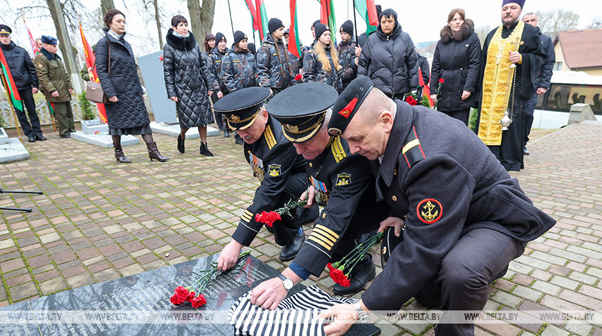 Валуны из Бешенковичей передали для памятника морякам в Санкт-Петербурге 