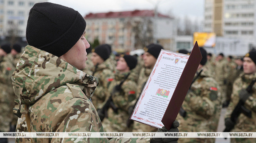Молодое пополнение военнослужащих внутренних войск приняло присягу на площади Победы в Витебске