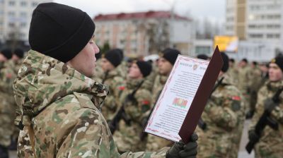 Молодое пополнение военнослужащих внутренних войск приняло присягу на площади Победы в Витебске