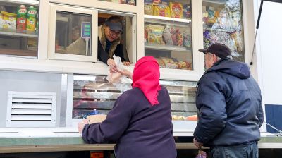 "Продуктов вдоволь, заказы - в тетрадке". Как автолавка делает жизнь на селе более комфортной