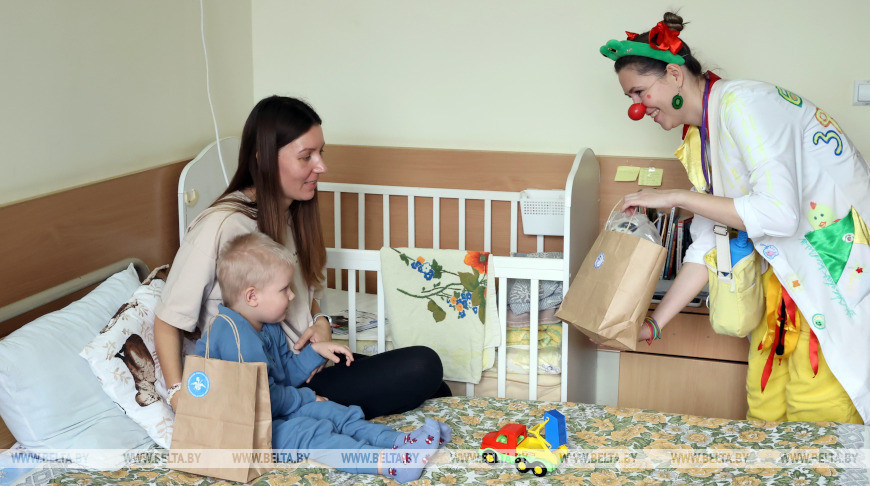 Во время акции "ЖИТЬ, нельзя болеть" детям в РНПЦ радиационной медицины вручили подарки