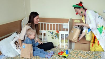 Во время акции "ЖИТЬ, нельзя болеть" детям в РНПЦ радиационной медицины вручили подарки