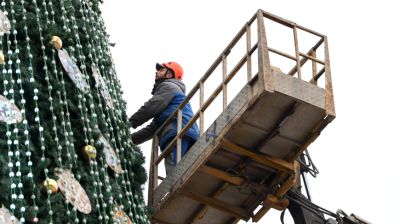 В столице украшают главную новогоднюю елку