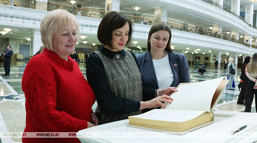 Работники холдинга "БЕЛСТРОЙЦЕНТР" посетили с экскурсией Дворец Независимости