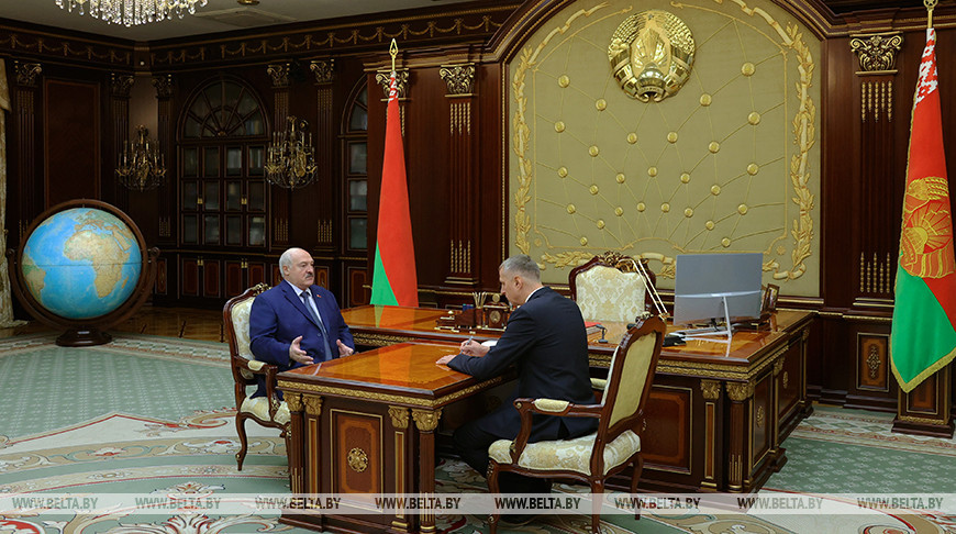 Лукашенко принял с докладом главу Администрации Президента 