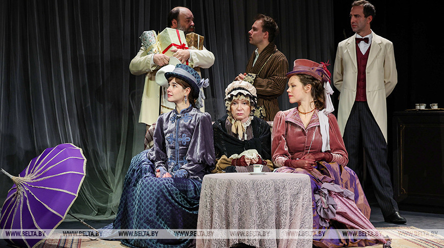 Спектакль "Волки и овцы" в рамках гастролей представили российские артисты на сцене молодежного театра