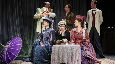 Спектакль "Волки и овцы" в рамках гастролей представили российские артисты на сцене молодежного театра