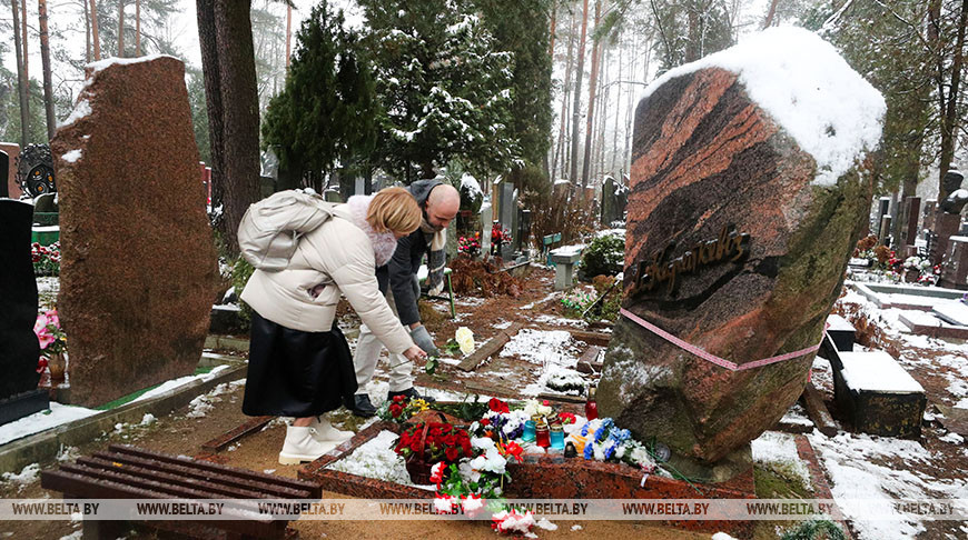 Память Владимира Короткевича почтили на Восточном кладбище в Минске