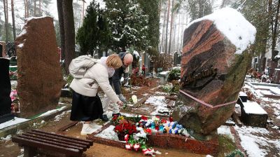 Память Владимира Короткевича почтили на Восточном кладбище в Минске